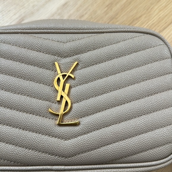 Saint Laurent mini Lou
Used a handful of time/scratches on front logo - Picture 2 of 8